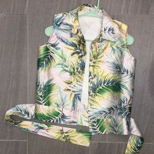 Unique Button up with a stylish tie in the back🎀